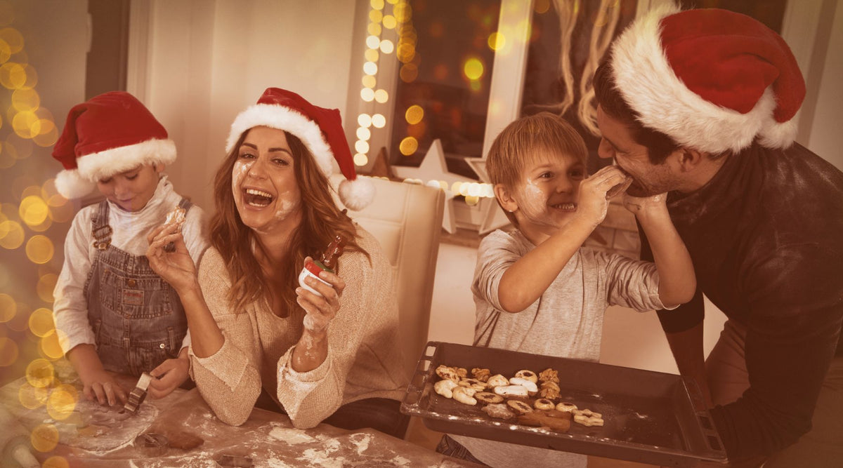 Familie backt fröhlich Plätzchen